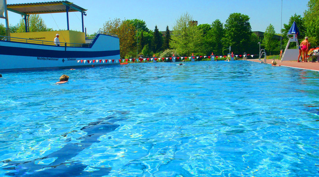 50 Meter-Wettkampfbecken Spaßbad faMos Freibad Mosbach